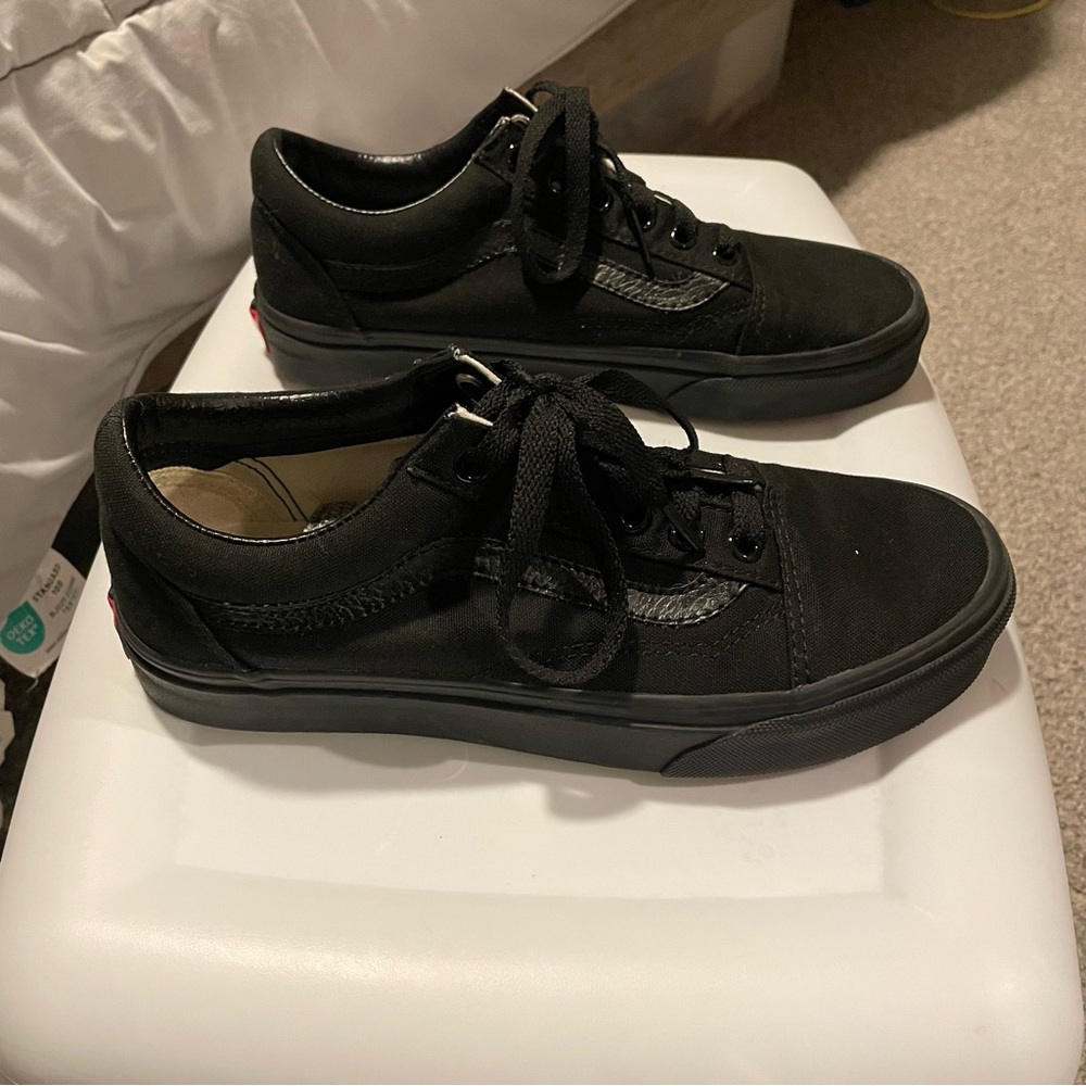 Vans Old Skool low-top skate shoes in all black size 7